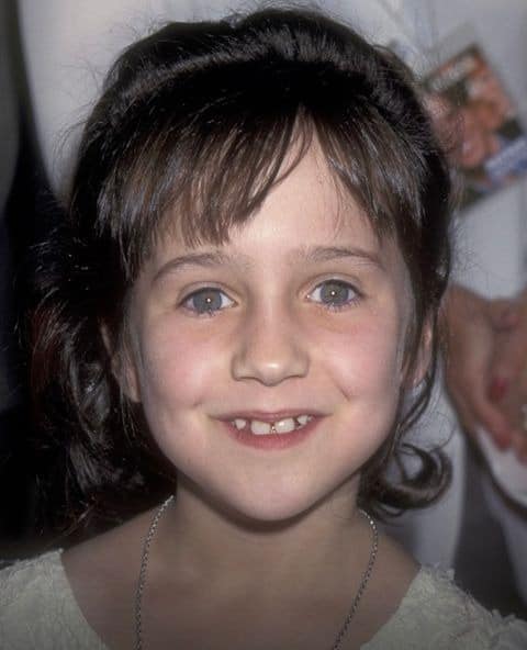 She burst onto the scene as an adorable little girl in ‘Matilda’, but then had to quit acting and take up work as a nanny as she “didn’t have the Hollywood beauty” 😮😔 Mara Wilson, now 37, refused to “get cosmetic surgery”… well, she’s grown up now, and you better sit down before you see how she looks 👇👇 Pic in the comments
