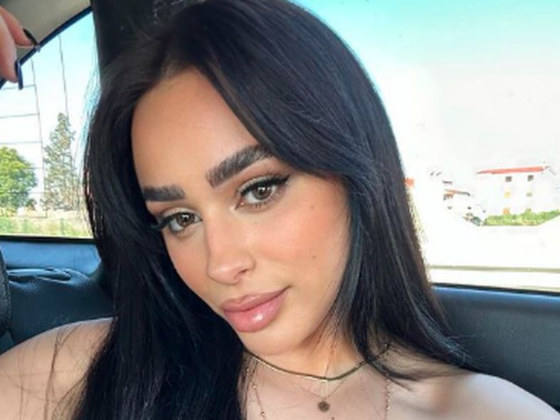 Egli shfaqet provokuese nga dhoma e hotelit