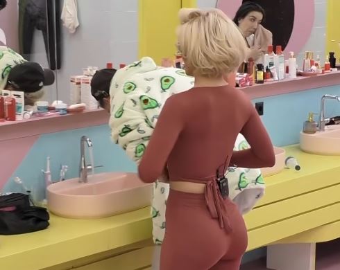 Dolce s’mërzitet fare për Edin, e fillon ditën me vallëzim sensual (VIDEO)