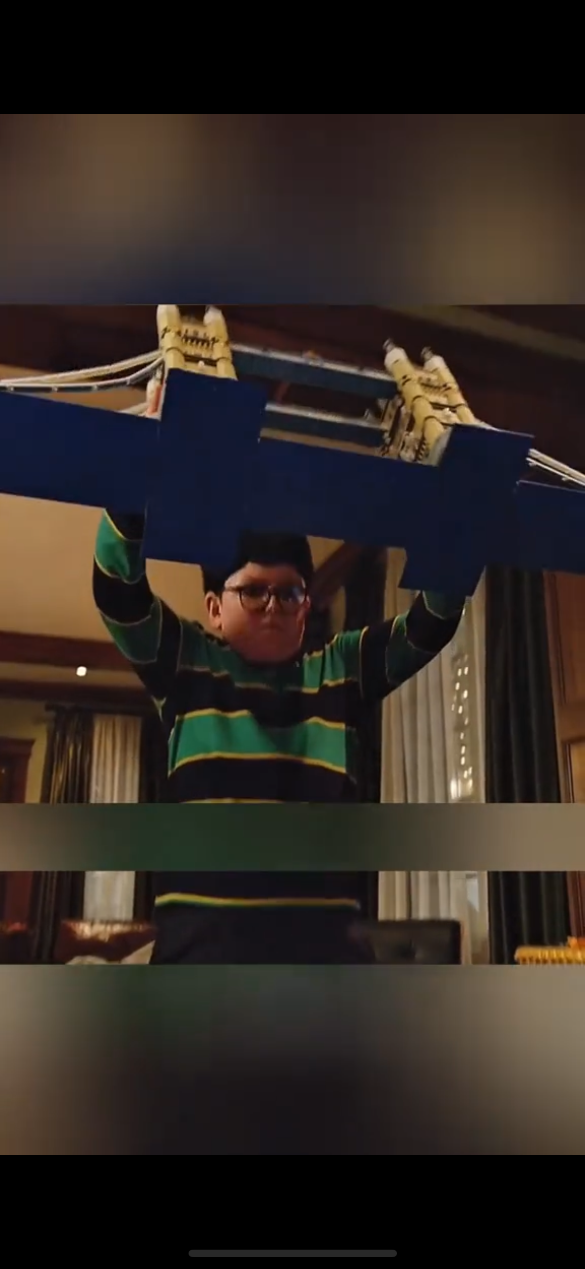 Kevin McCallister mbetet vetëm në shtëpi pasi familja e tij niset për pushime dhe e harron atë.